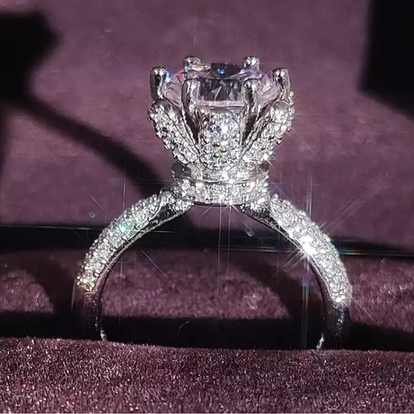 NEW LUXURY 925 STERLING SILVER FLOWERED DIAMOND RING, CUTE RING, SHINY RING. - Picture 3 of 7